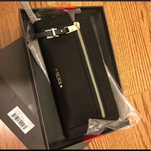 Tumi, Zip-Around Continental